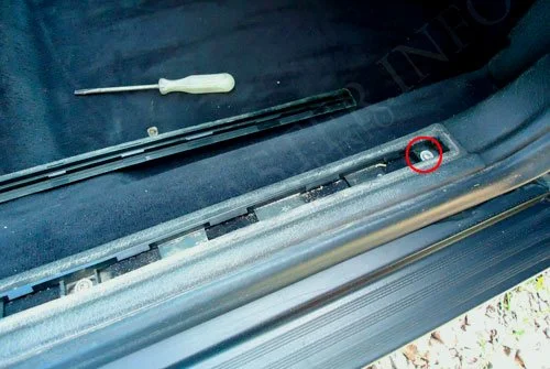 Выкручиваем шуруп порога